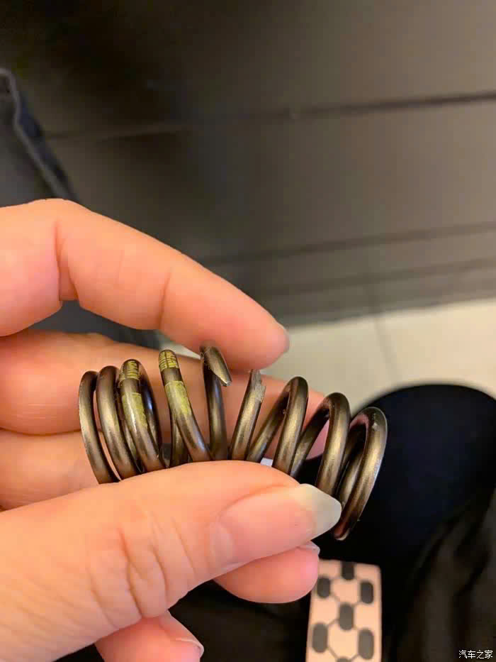 Hình ảnh lò xo bị gãy